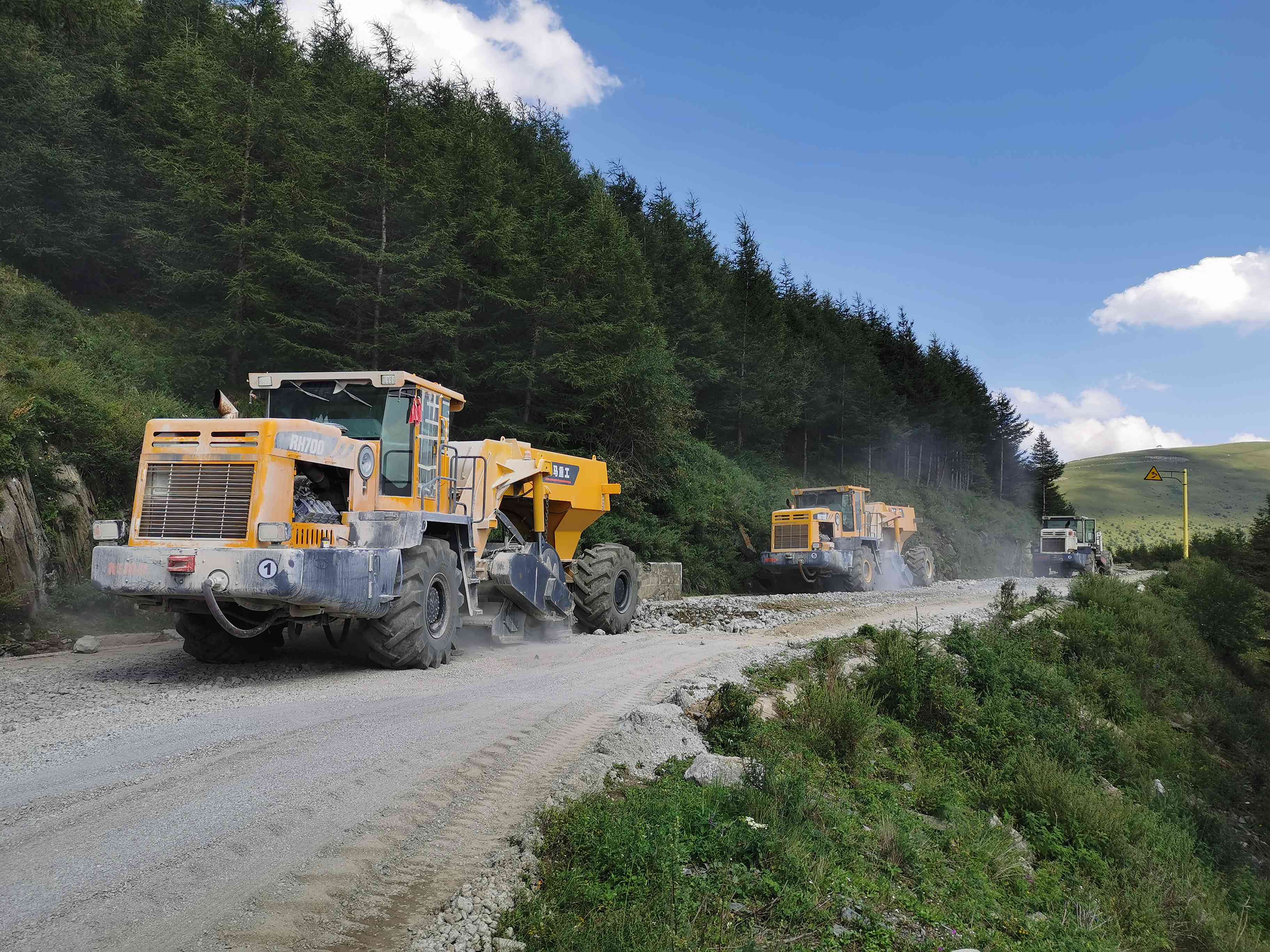 RH700，水泥路面再生机五台山水泥路破碎施工